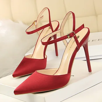 Lüks Ünlü Marka Kadın Pompaları Sesy Yüksek Topuklu Sandalet Kırmızı Sivri Burun Düğün Ayakkabı Gümüş Altın