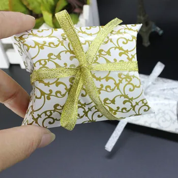 100 adet / grup Küçük Çiçek Yastık Kutusu Şerit Yay Hediye Çantası Kraft Kağıt düğün şeker kutusu İyilik Hediye Kutusu Noel Partisi Kaynağı
