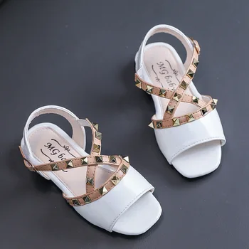 Yeni Bebek Kız Sandalet Küçük Prenses Patent deri ayakkabı Yaz 1-6 Yıl Çocuk Ayakkabı Moda Perçin plaj ayakkabısı Boyutu 21-30