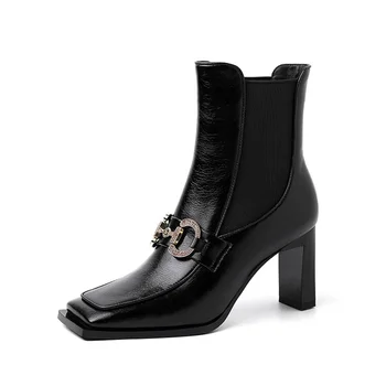 Yeni Deri Metal Dekoratif kadın kısa çizmeler 33-40 Boyutu Sonbahar Kış Siyah Beyaz yarım çizmeler 8 cm Yüksek Topuk kadın ayakkabısı