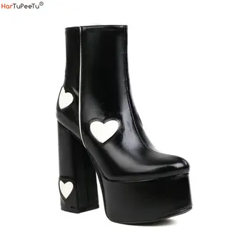 Punk Siyah Beyaz yarım çizmeler Kadın 2023 Kış deri ayakkabı Moda Yüksek Platform Topuklu Patchwork Kalpler Zip Patik